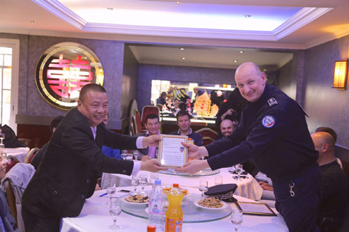 赫貢向美麗城聯(lián)合商會(huì)會(huì)長(zhǎng)姜金玉頒發(fā)捐贈(zèng)證書(shū)。(《歐洲時(shí)報(bào)》/孔帆