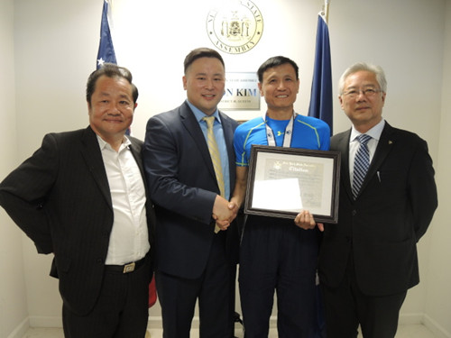 金兌錫(左二)向李元(右二)頒發(fā)表揚(yáng)狀。(美國《世界日報》/朱蕾