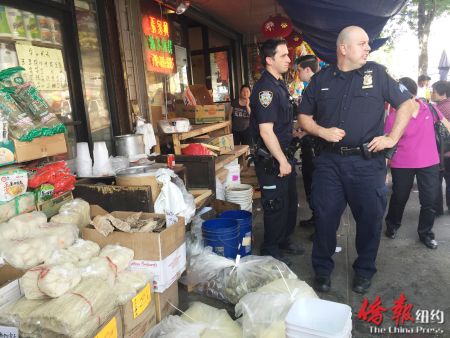 遭執(zhí)法的華裔商販叫苦不迭。(美國《僑報(bào)》/崔國萁