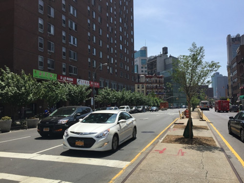 楊女士在2011年12月從孔子大廈側(cè)的人行道違規(guī)穿行包厘街,在走近至安全島時遭到奔馳SUV車撞成重傷。(美國《世界日報》/許雅鈞