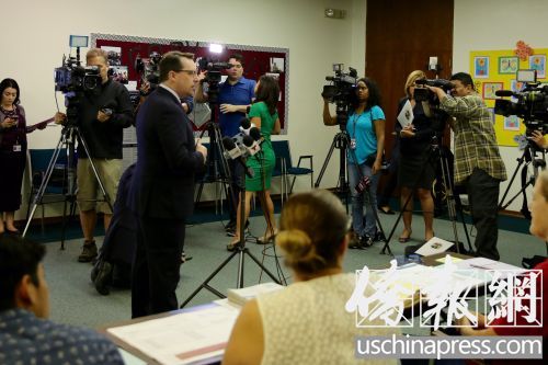 7日,婁戈恩在洛杉磯縣書記處旁的一處投票站宣布開始投票。(美國《僑報》/邱晨