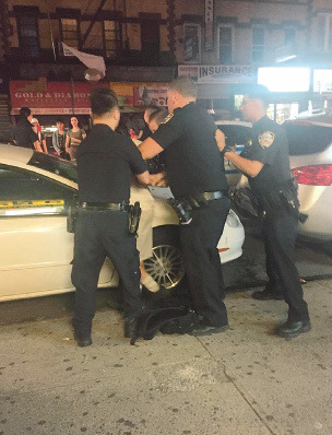 紐約布魯克林亞裔民安隊6日深夜及時發(fā)現(xiàn)搶劫并協(xié)助警方抓獲搶匪。(美國《僑報》)