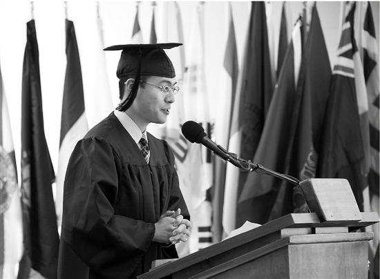 畢業(yè)典禮上作為學生代表發(fā)言。(圖片由楊子本人提供)