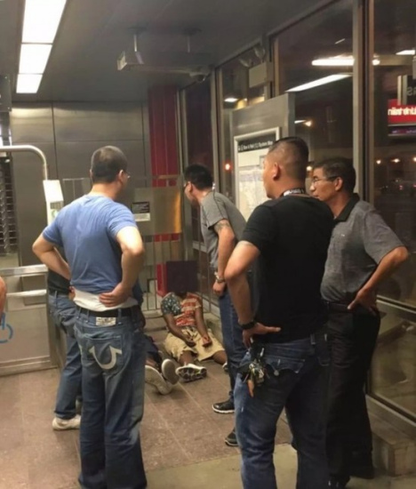 華埠社區(qū)巡邏隊(duì)義工以及熱心民眾,合作擒獲兩名涉嫌搶劫華人婦女的非裔青少年。(美國《世界日報(bào)》圖片)