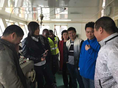 李立蓓向船員了解情況
