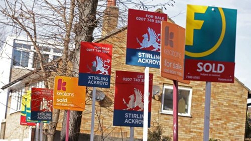 英格蘭銀行數(shù)據(jù)顯示,第一季度英國物業(yè)的交易額下降四成(資料圖片)