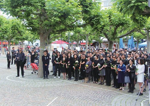 300余名華人自發(fā)在法蘭克福羅馬廣場舉辦悼念活動(dòng)。(《歐洲時(shí)報(bào)》/陳磊