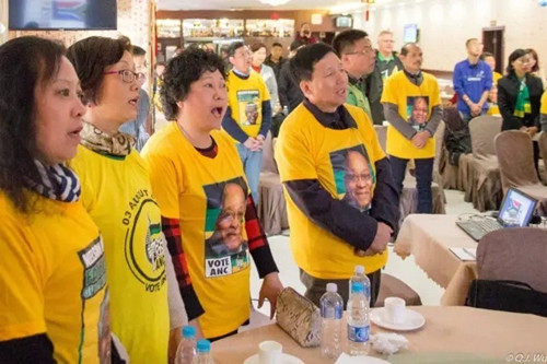 當天前來觀看影片的華人唱起南非國歌