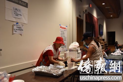 華裔志愿者邱女士在位于杜瓦提市的庇護(hù)中心進(jìn)行支援服務(wù)工作。(美國(guó)《僑報(bào)》/聶達(dá)