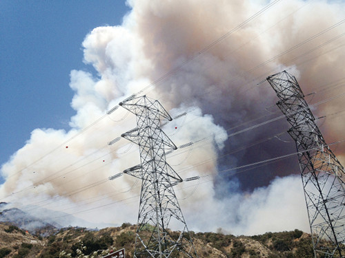 山火威脅電網(wǎng)。(美國《世界日報》援引美聯(lián)社圖片)