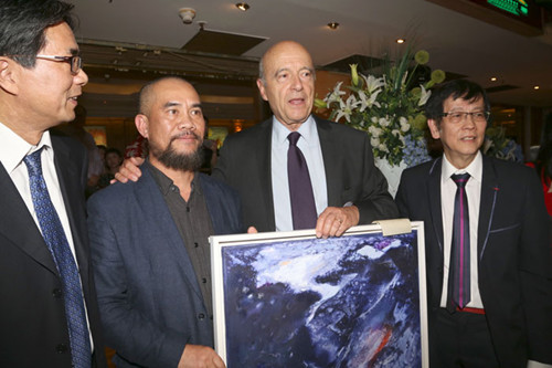 于貝欣然接受了中國畫家董一點(diǎn)的一幅作品。(《歐洲時(shí)報(bào)》/孔帆