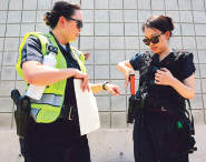 當?shù)貢r間6月21日,洛杉磯市警局華裔警官豪瑟(左)教華文媒體記者使用手槍。(美國《僑報》/邱晨