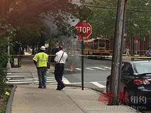艾姆赫斯特第七小學(xué)附近一個(gè)人孔由于不明原因發(fā)生爆炸。警方趕到現(xiàn)場(chǎng)與消防一同正在施救。(美國(guó)《僑報(bào)》/宋旸