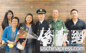 李立強(qiáng)與參加典禮的家人合影(陳辰