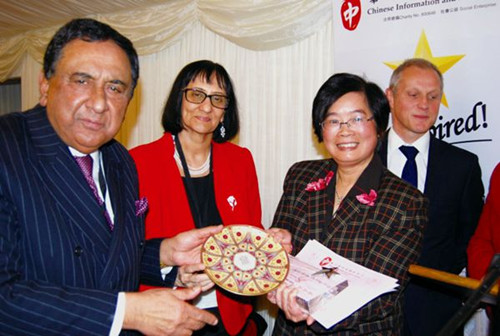 鄧安馨(右二)獲得2015