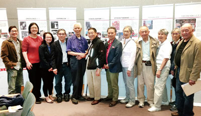 李燦輝教授(左五)同部分與會(huì)者合影。(美國(guó)《星島日?qǐng)?bào)》/李強(qiáng)