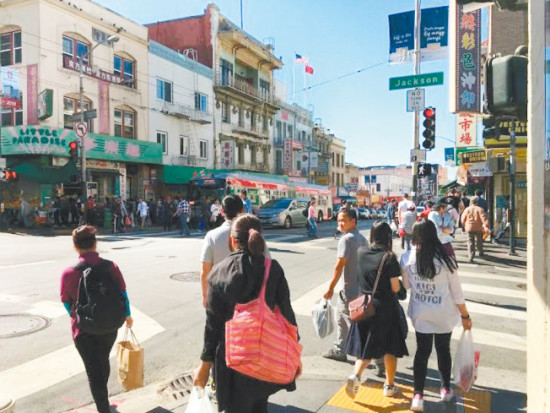 華埠最繁忙的士德頓街與積臣街路口,過(guò)去一周頻頻發(fā)生搶金項(xiàng)鏈?zhǔn)录?。(美?guó)《世界日?qǐng)?bào)》/李秀蘭