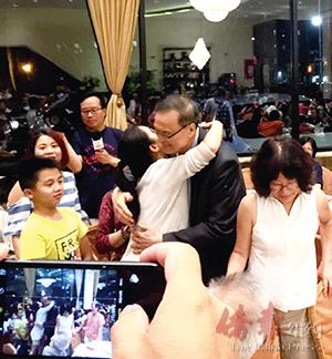 圖為支持者激動擁抱利勇民。(美國《僑報》/崔國萁