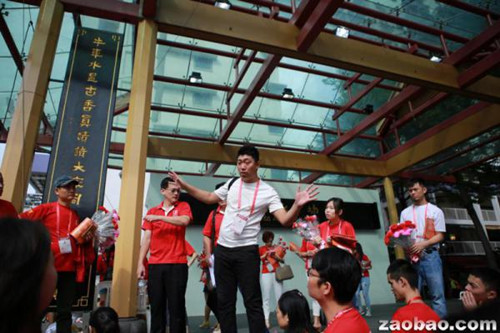 郝風新(中)向義工講解活動詳情。