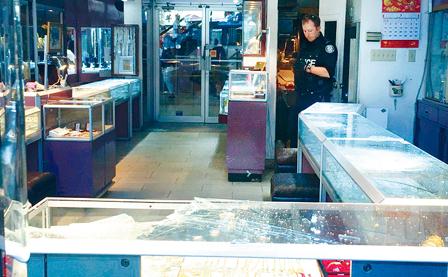 警員到場后發(fā)現(xiàn)窗柜玻璃被打碎。(加拿大《星島日報》)