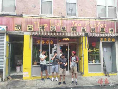 紐約華埠地標(biāo)性建筑前聚集的游戲玩家。(美國《僑報》/陳辰