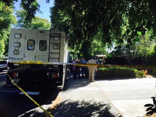 巴洛阿圖便服警調(diào)人員在偵辦大卡車旁討論。(美國《世界日報》/王金城