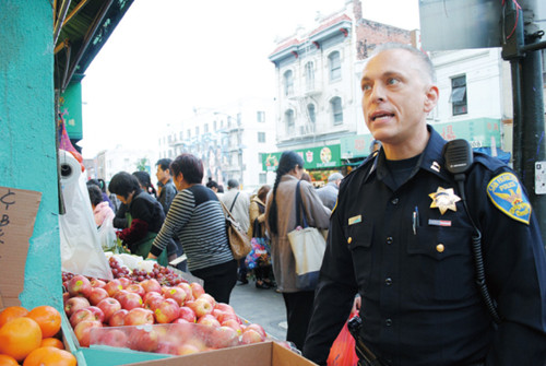 舊金山中央分局長(zhǎng)拉薩呼吁華埠商家及公寓大樓安裝安全錄像機(jī)。(美國(guó)《世界日?qǐng)?bào)》/李秀蘭