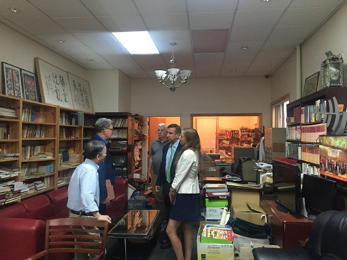 施特曼(左二)與羅佰能(右二)和趙文笙(左一)商議如何處理剩余的捐款。(美國《世界日報》/高夢梓