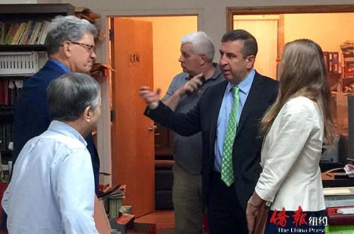 負(fù)責(zé)梁案官司的舍曼律師及羅百能律師20日在美東聯(lián)成公所與聯(lián)成顧問趙文笙開會(huì)。