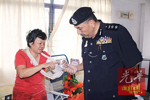 李美珍向米爾解釋骨折的位置。(馬來西亞《光華日報(bào)》)