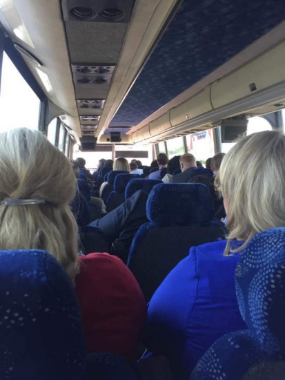 大巴被抗議者截停,乘客十分緊張。(美國《世界日報》/李雪