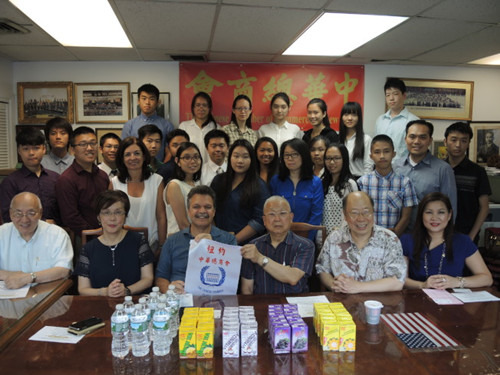 奧迪茲(前排左三)承諾將繼續(xù)幫華裔年輕人創(chuàng)業(yè)。(美國《世界日報(bào)》/高夢梓