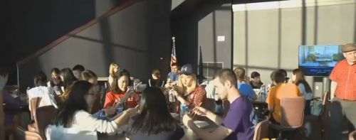 中國(guó)訪(fǎng)問(wèn)學(xué)生觀看美國(guó)共和黨全國(guó)代表大會(huì)