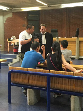 開庭前,部分出庭參與指證的華人在與律師商議。(法國《歐洲時(shí)報(bào)》/孔帆