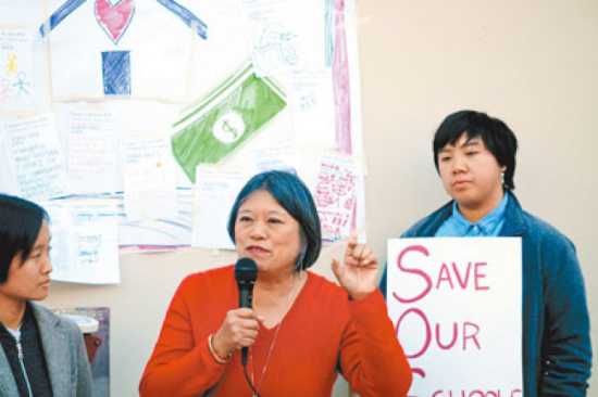 教育委員李麗嫦(左)以自己的經(jīng)歷推動恢復(fù)市大免收學(xué)費(fèi)。(美國《世界日報》/關(guān)文杰