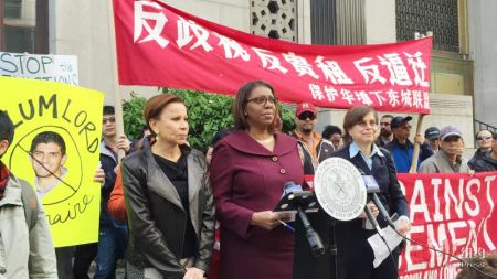 詹樂霞(前左2)和維樂貴絲(前左1)在5月份的集會上。(美國《僑報》資料圖)