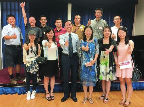 市長候選人見面會(huì)上,陳剛與支持者們對(duì)競選充滿信心。(美國《僑報(bào)》)