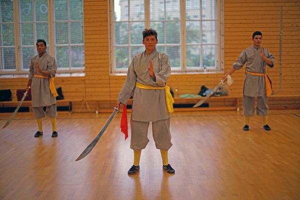 穆罕默德(右)和揚(左)在德國師姐帶領(lǐng)下練功(攝影