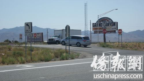 事發(fā)地路口交通比較繁忙。照片顯示為正常情況下車輛讓行及行駛情況。(僑報記者