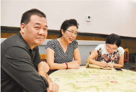 記者(右一)在采訪佛羅里達(dá)州華僑。