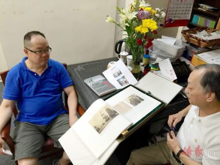 趙文笙與聯(lián)成副主席呂堅強翻閱有關華工書籍的內(nèi)容。(美國《僑報》/葉永康