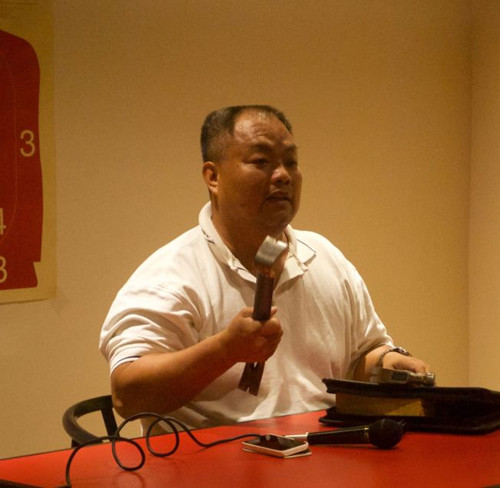 Jim梁展示可常備車內(nèi)用于防身的物品。(美國《世界日報》/陳開