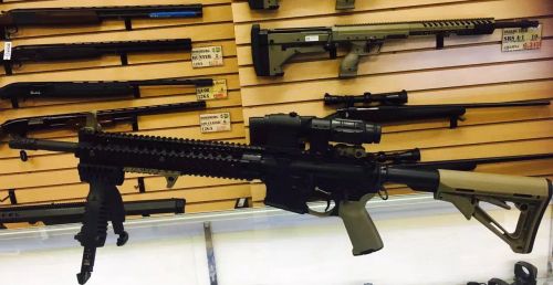 李小姐家中被盜的手槍和輕機槍。(美國《僑報》)