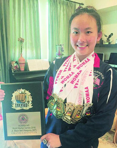 華裔空手道少女田妤倩再奪“世界比武大賽”總冠軍。(錢女士提供)