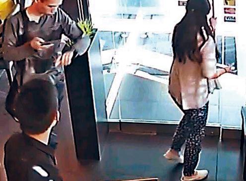 6月12日傍晚李迎春(右)與一男性友人(左)出外就餐后音訊全無。(加拿大《星島日報(bào)》)