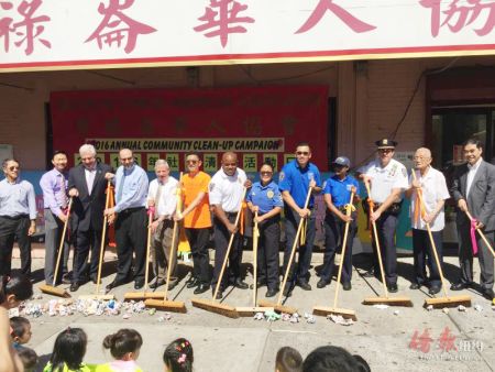 嘉賓為小朋友們做榜樣。(美國《僑報》)