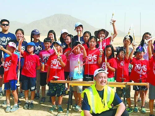 苜蓿谷戈壁灘小火箭發(fā)射現(xiàn)場。前排為“小小工程師在行動”創(chuàng)辦人Nicholas