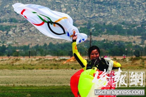 于音手揮五環(huán)旗勝利返回。(僑報記者邱晨攝)