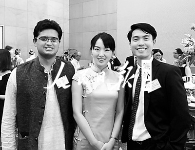 圖為曲季(中)在大塚敏美育英獎(jiǎng)學(xué)財(cái)團(tuán)2016年獎(jiǎng)學(xué)金認(rèn)定式現(xiàn)場和共同獲得獎(jiǎng)學(xué)金的同學(xué)合影。