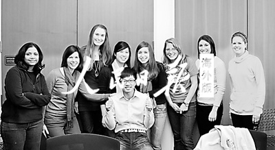 參加學(xué)術(shù)活動為申請各類獎學(xué)金增色不少。圖為鐘文澤(中間的男生)與研究組成員合影。